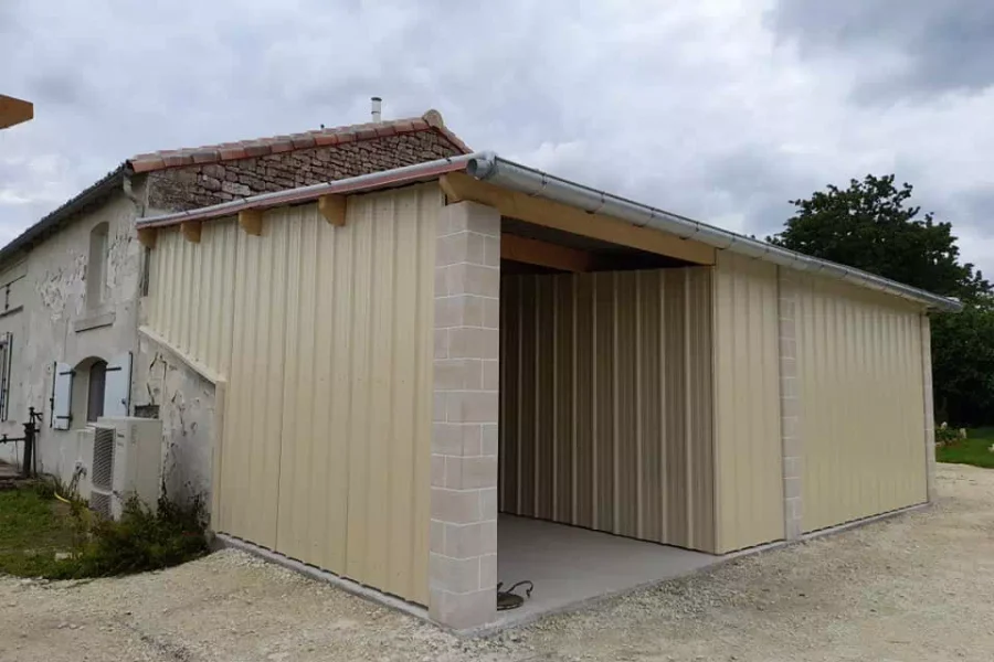 Réalisation d'un bardage en zinc à Champagnac par Sébastien Menentaud, couvreur à Champagnac